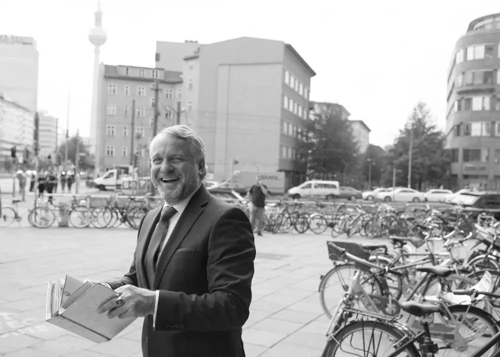 Prof Dr Thomas Girst Photo copyright Oliver Mark
